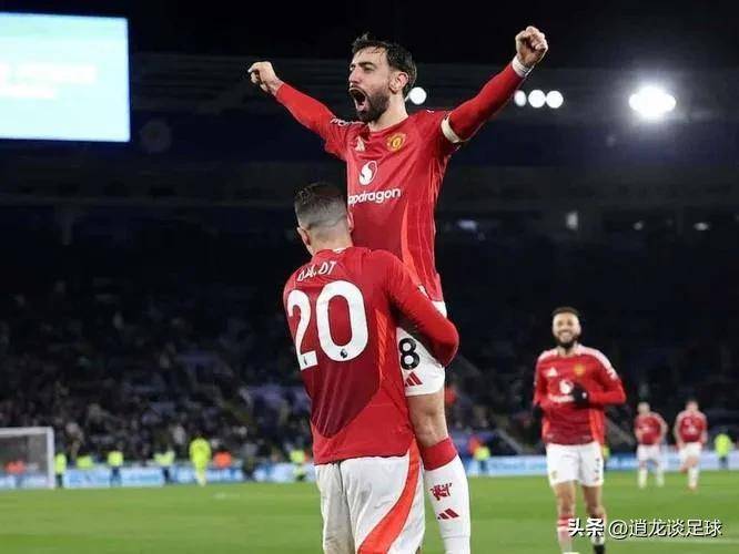  凯恩迎来十二赛季出色发挥，曼联观众热烈欢呼！比赛高潮迭起